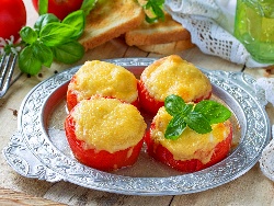 Предястие / ордьовър от пълнени домати с шунка, кашкавал, крема сирене и моцарела - снимка на рецептата